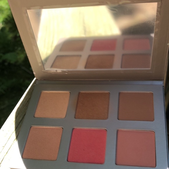 Iconic London Blaze Chaser face Palette Face Powder and blush! - Picture 3 of 5